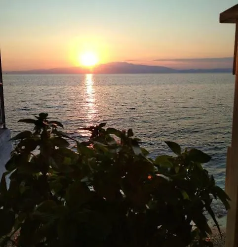 בית נופש Julie's Hermes House *